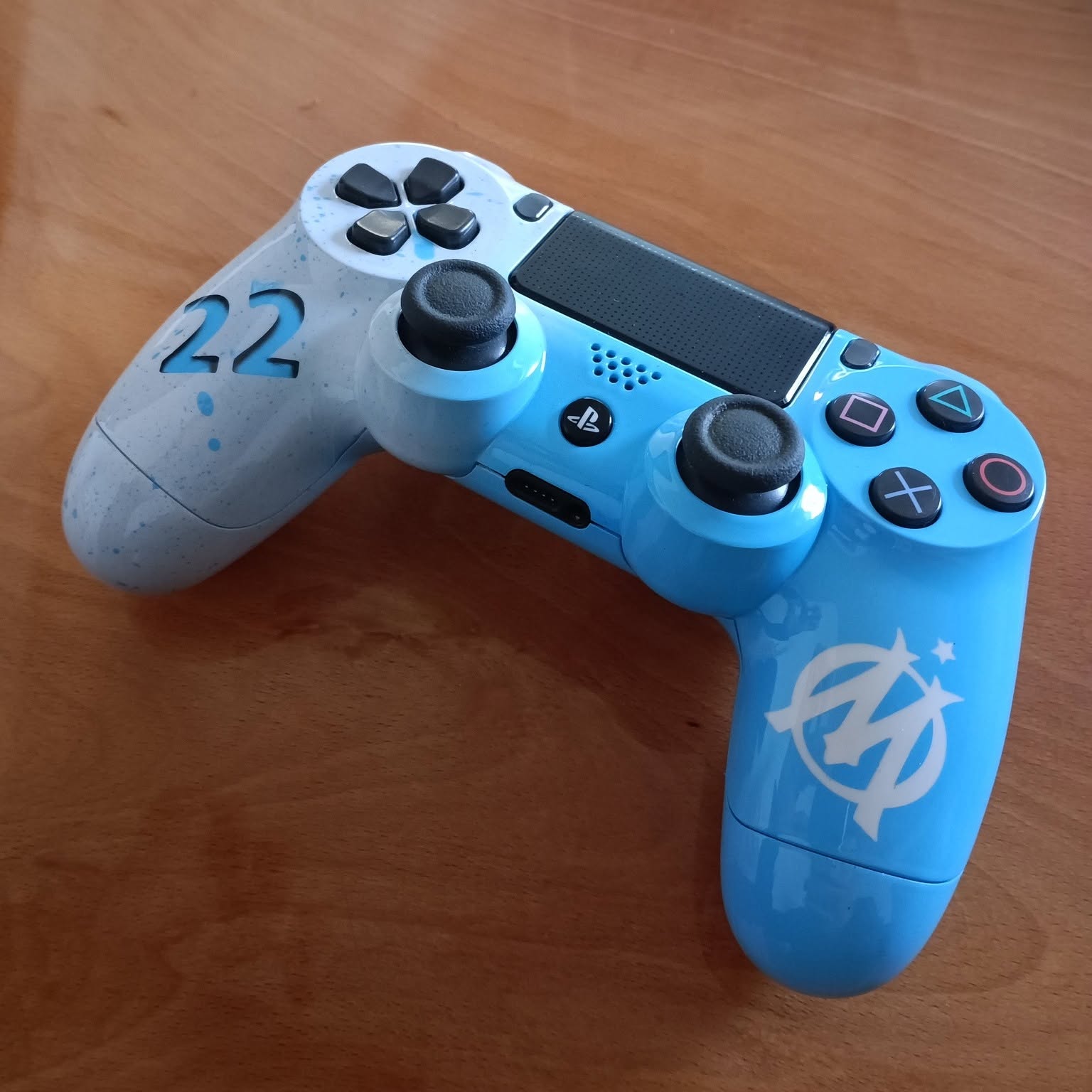 Personnalisation objet sur mesure, manette Playstation aux couleurs de l'OM.