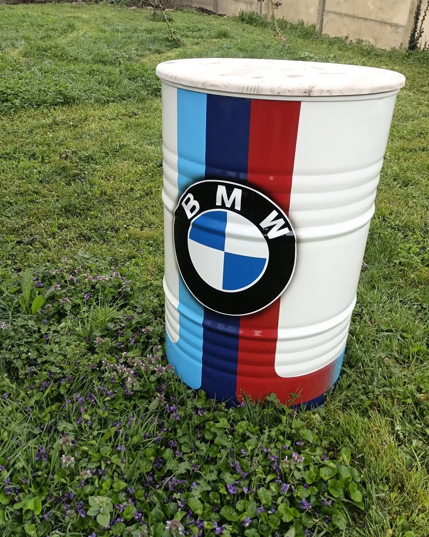 Peinture haut de gamme sur un fût de peinture, aux couleurs de BMW.