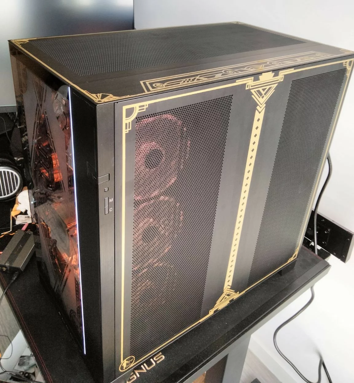 Aérographie sur objet, personnalisation de tours d'ordinateur gaming haut de gamme.