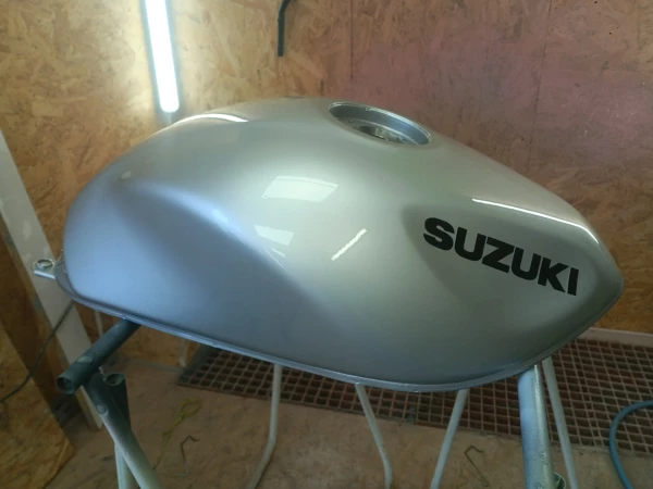 DECOR 1 MAX | aérographie et peinture | Nantes | restauration réservoir Suzuki