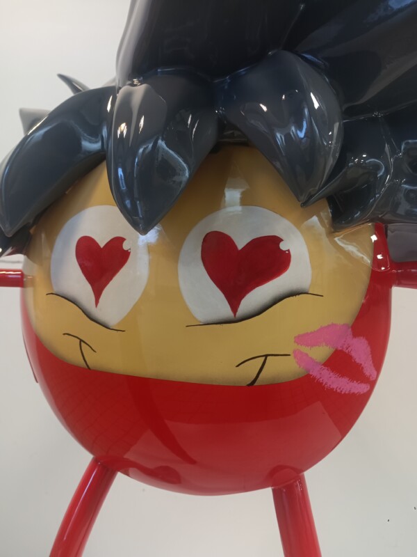 Décoration d'une œuvre d'art en résine sur le thème de l'amour. Modji "Goku love"